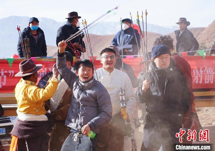 圖為藏族民眾跺腳歡呼慶祝弓箭手射中靶心。　馬銘言 攝