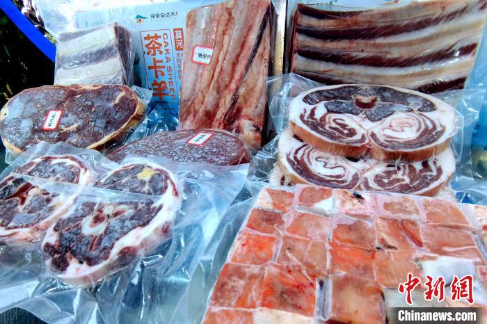 圖為前來參展的柴達木肉類?！±铍h 攝