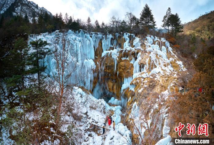 晶瑩剔透的冰瀑仿佛是大自然用冰藍(lán)色繪制出的壯觀畫卷。　胡宇 攝