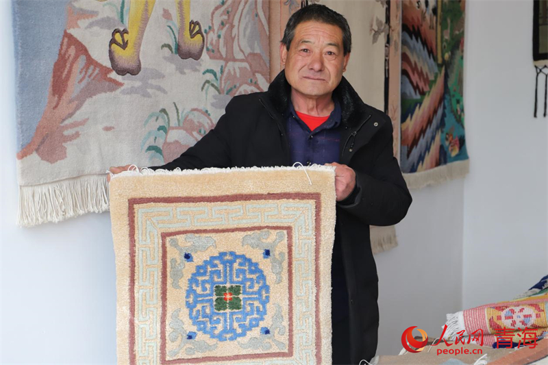 楊永良展示作品。人民網(wǎng) 況玉攝