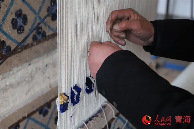 手工編織藏毯。人民網(wǎng) 況玉攝