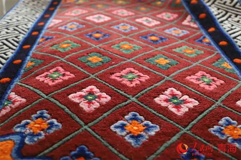 精美的藏毯。人民網(wǎng) 況玉攝