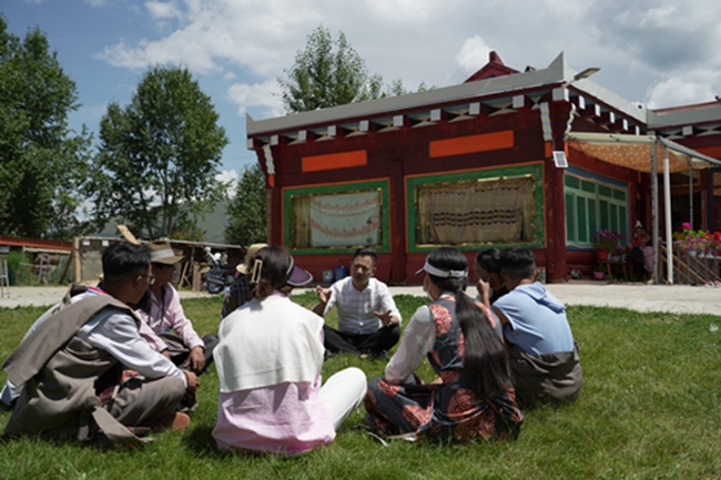 趙奎深入爐霍縣鄉(xiāng)村與藏族群眾開(kāi)展座談。爐霍縣自然資源局供圖