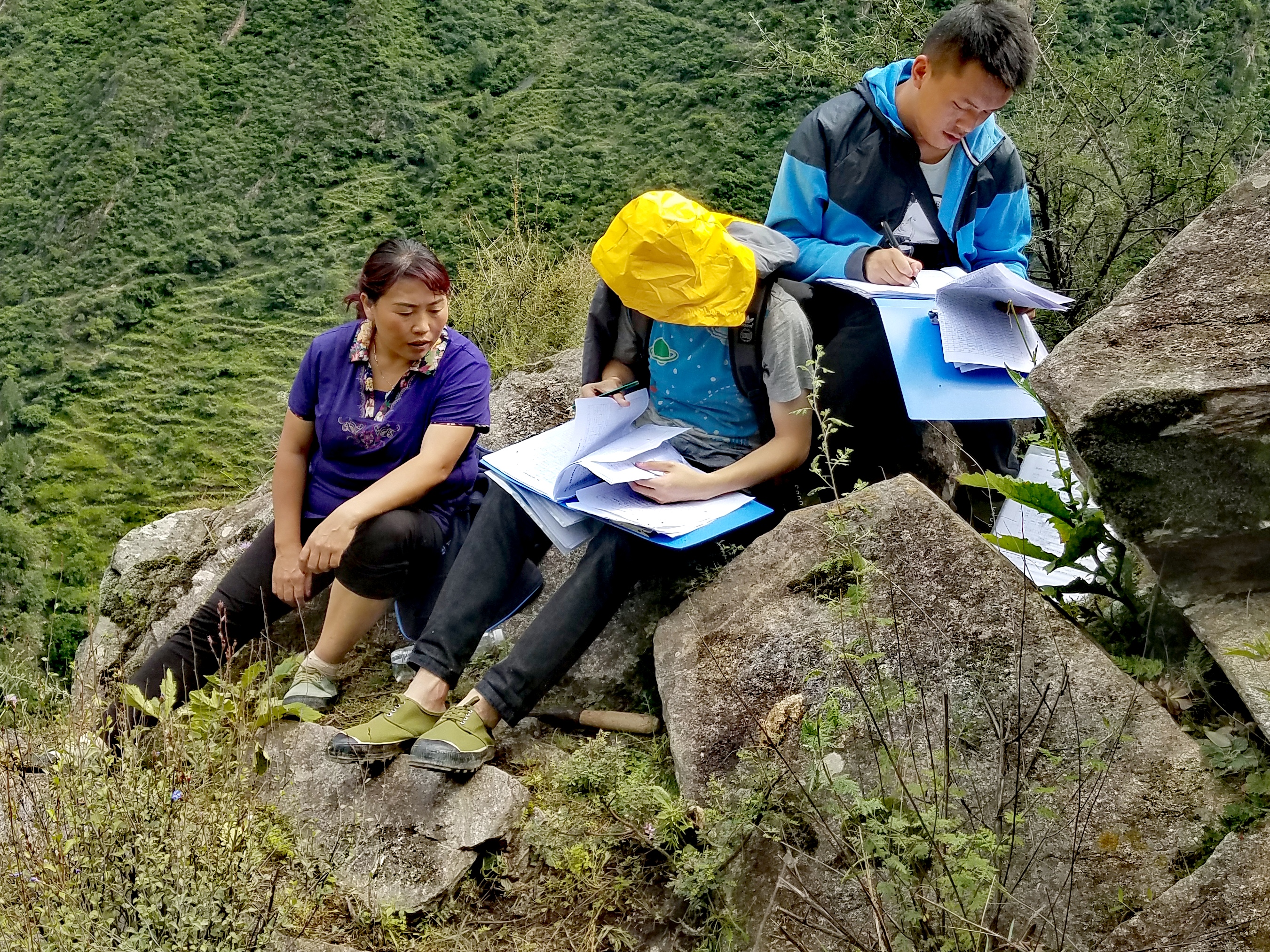 　2022年，余德春(左)協(xié)助排查震后地質(zhì)災(zāi)害隱患點(diǎn)。(圖為余德春提供)