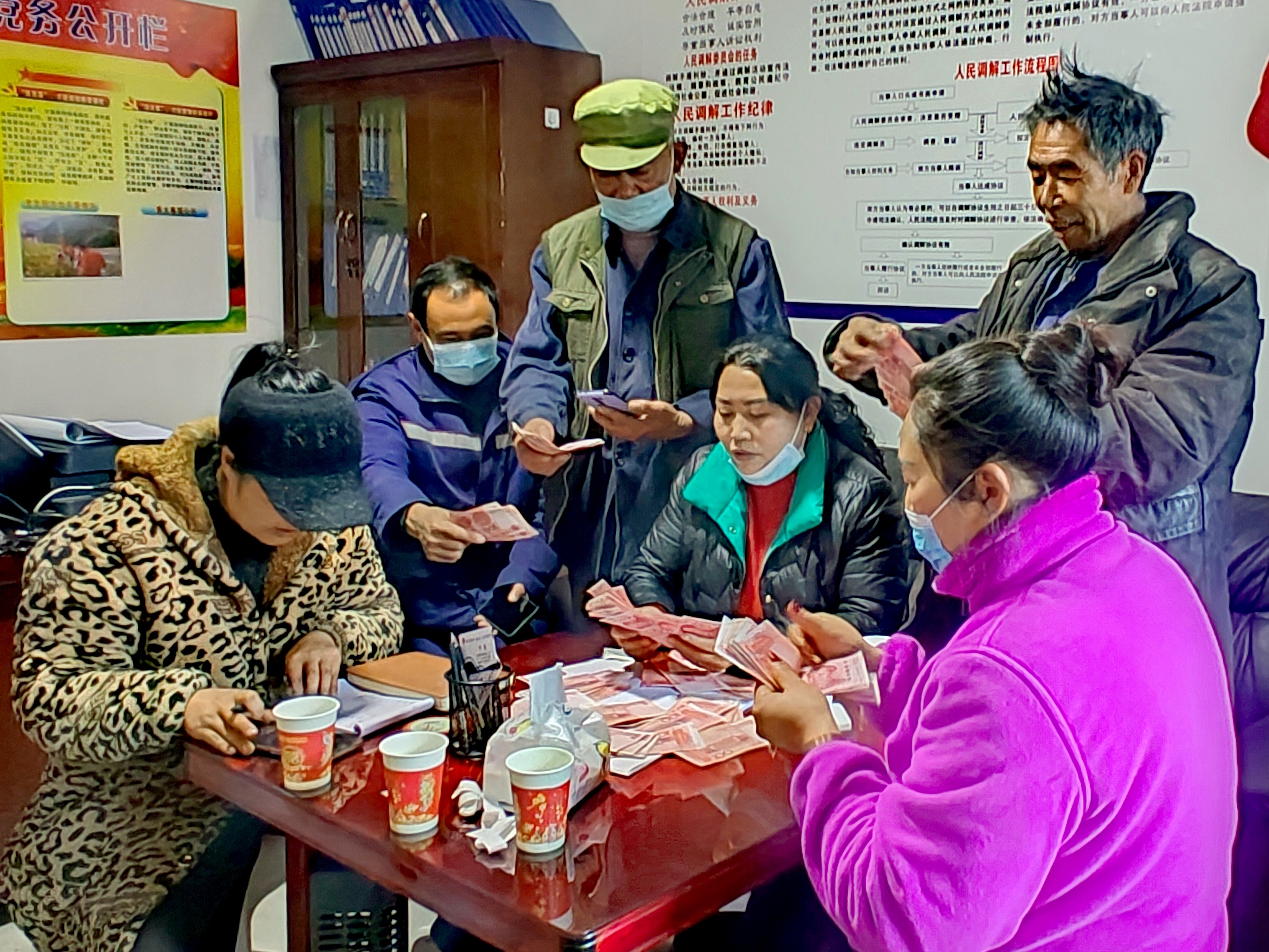 2022年，余德春給村民分紅。(圖為余德春提供)