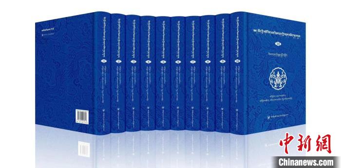 圖為青海果洛州藏醫(yī)專家桑德才讓擔(dān)任主編的《藏醫(yī)傳染性疾病文獻(xiàn)集成》。　受訪者 供圖