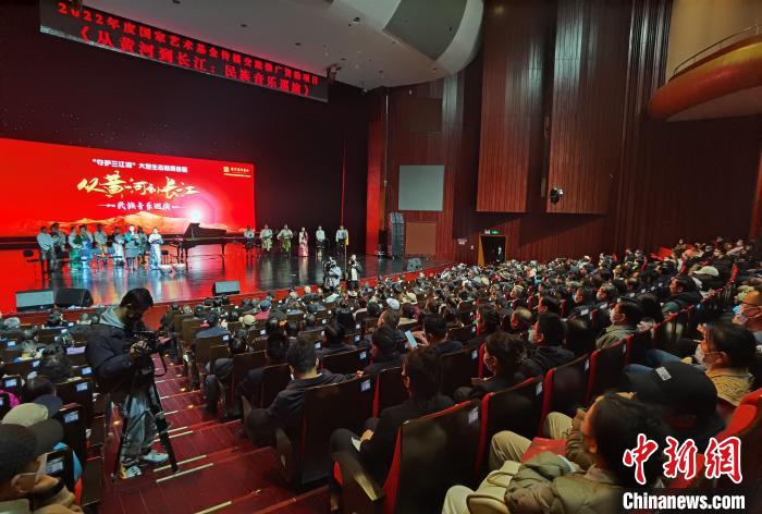 圖為演出現(xiàn)場(chǎng)?！∨擞隄?攝