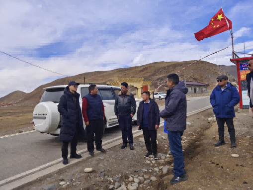 領(lǐng)隊張力帆（左一）帶隊實地調(diào)研援建項目推進(jìn)情況。成都高新區(qū)（簡陽市）第六批對口支援工作隊供圖