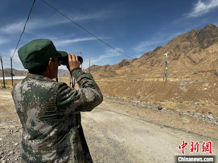 圖為文物保護員費生平正在巡查?！±铍h 攝