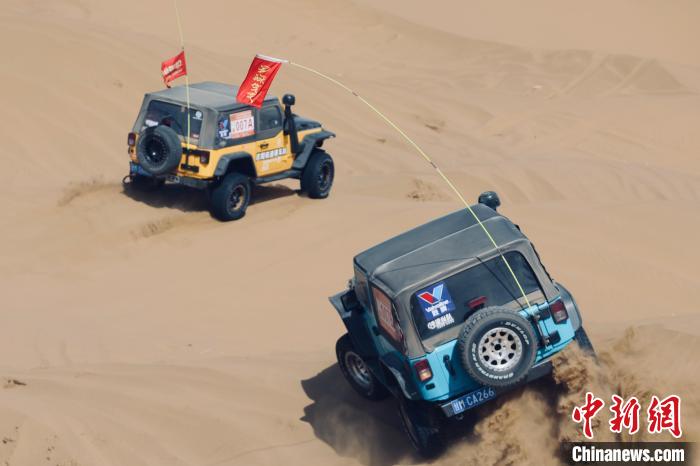 圖為高原沙漠機(jī)車越野挑戰(zhàn)賽現(xiàn)場(chǎng)?！≠F南縣委宣傳部供圖