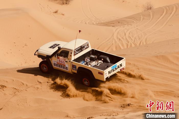 圖為高原沙漠機(jī)車越野挑戰(zhàn)賽現(xiàn)場(chǎng)?！≠F南縣委宣傳部供圖