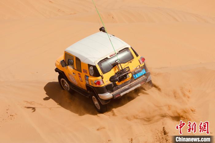 圖為高原沙漠機(jī)車越野挑戰(zhàn)賽現(xiàn)場(chǎng)?！≠F南縣委宣傳部供圖