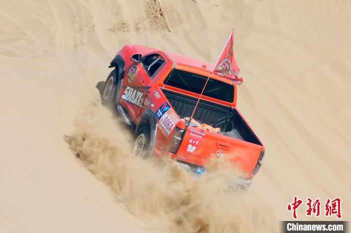 圖為高原沙漠機(jī)車越野挑戰(zhàn)賽現(xiàn)場(chǎng)?！≠F南縣委宣傳部供圖