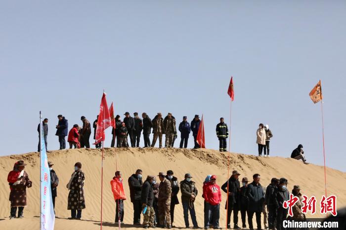 圖為來(lái)自各地的觀眾觀看比賽。　貴南縣委宣傳部供圖