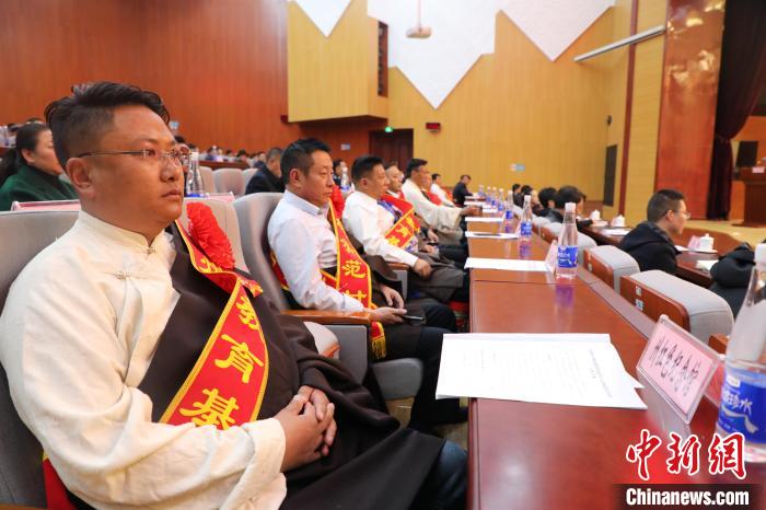 圖為玉樹州民族團結(jié)進步創(chuàng)建工作推進會現(xiàn)場。　胡貴龍 攝