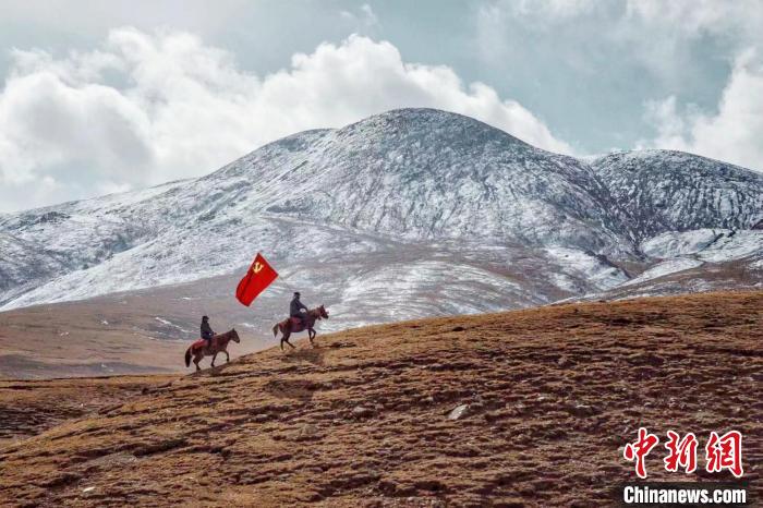 圖為青海省治多縣索加鄉(xiāng)干部群眾。(資料圖) 治多縣委宣傳部 供圖