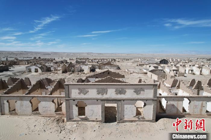 航拍青海省海西蒙古族藏族自治州茫崖市冷湖石油工業(yè)遺址保護區(qū)。　馬銘言 攝