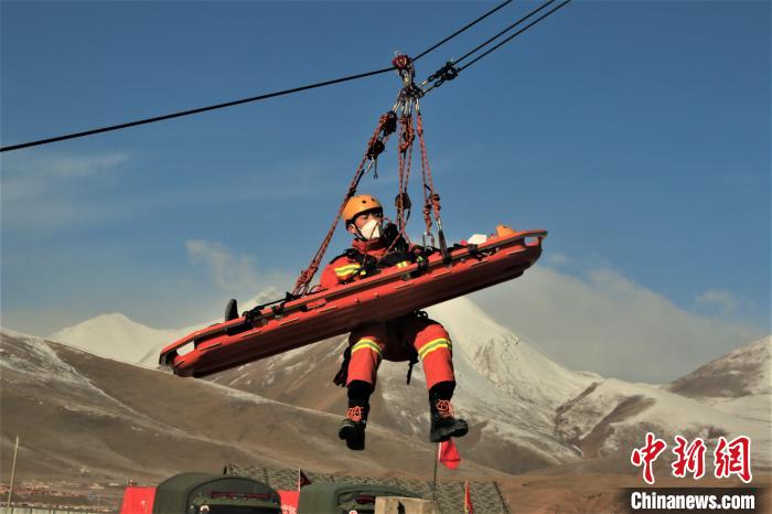 圖為地震實(shí)戰(zhàn)拉動(dòng)現(xiàn)場(chǎng)，參演人員正在進(jìn)行懸崖救助項(xiàng)目?！∮駱?shù)消防供圖