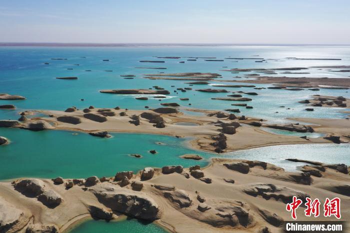 航拍青海大柴旦烏素特水上雅丹奇特景觀?！●R銘言 攝