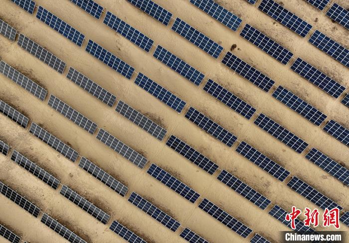 圖為航拍青海省海南藏族自治州共和縣塔拉灘光伏產(chǎn)業(yè)園?！∑钤鲚?攝