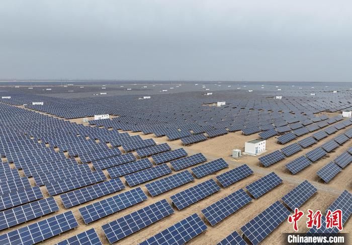 圖為航拍青海省海南藏族自治州共和縣塔拉灘光伏產(chǎn)業(yè)園。　祁增蓓 攝