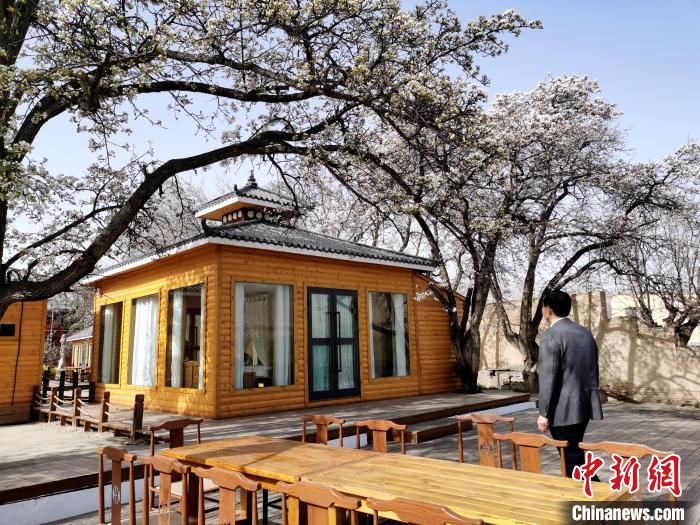 圖為尖扎噶達(dá)莊園一角?！?zhí)砀?攝