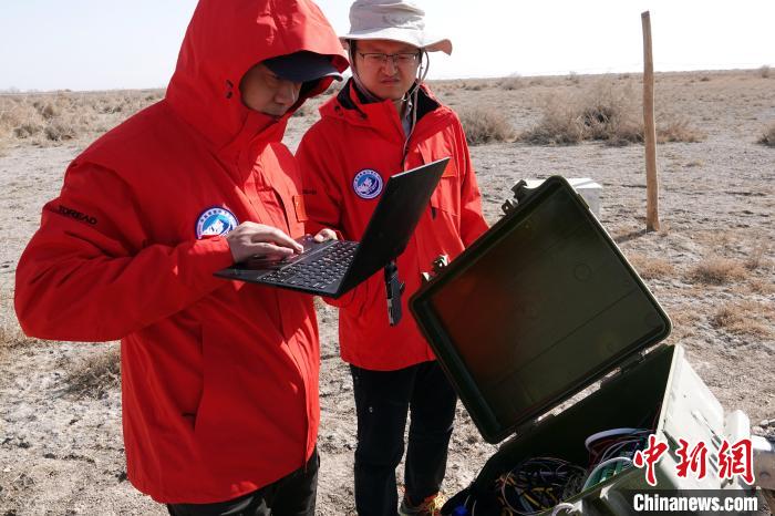 格爾木草地站，青藏科考隊員采集觀測數(shù)據(jù)?！?lt;a target='_blank' href='/'><p  align=