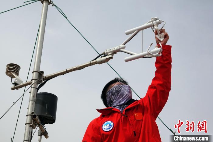 格爾木草地站，青藏科考隊(duì)員維護(hù)科研設(shè)備?！?lt;a target='_blank' href='/'><p  align=