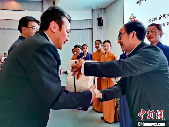 圖為贈(zèng)送叢書(shū)。　張?zhí)砀?攝