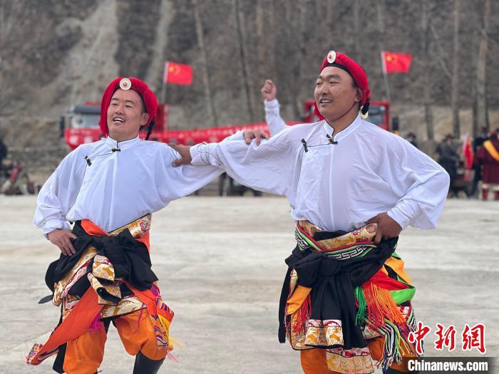 圖為當(dāng)?shù)厝罕娬寡莘沁z類歌舞文化。　李江寧 攝