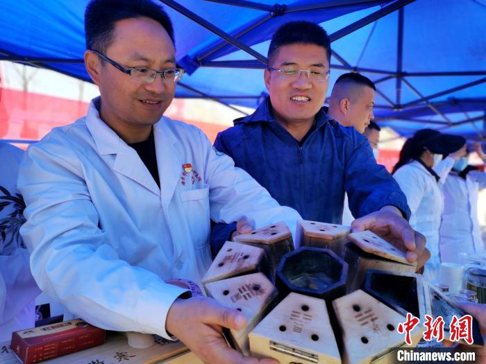 圖為青海省海東市樂都區(qū)中醫(yī)院八卦灸展示。　張?zhí)砀?攝