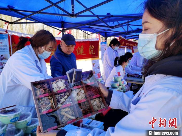 圖為中藥展示?！?zhí)砀?攝