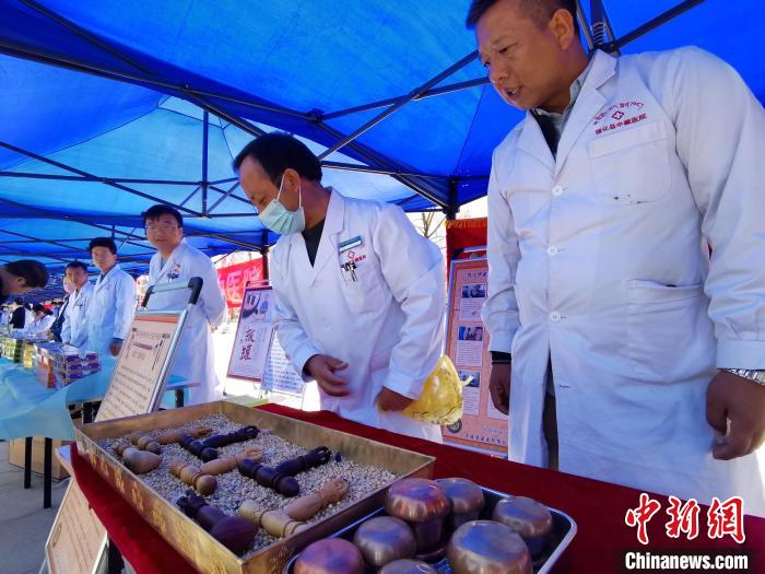 圖為青海省循化縣的國家級(jí)非遺項(xiàng)目尤闕療法的器械展示?！?zhí)砀?攝