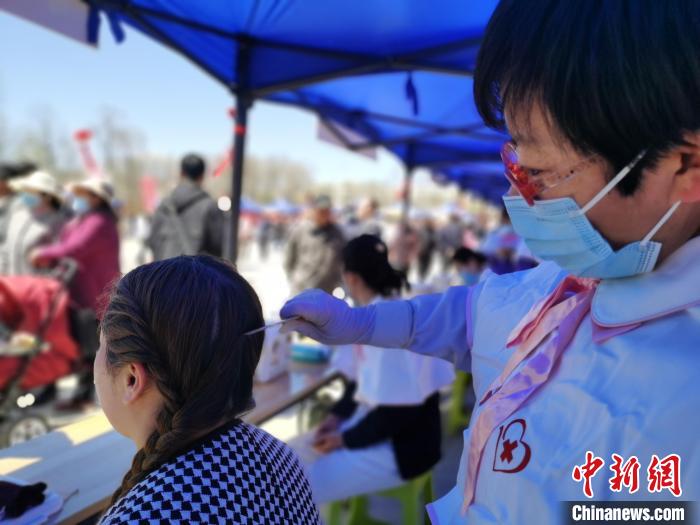 圖為刮痧?！?zhí)砀?攝