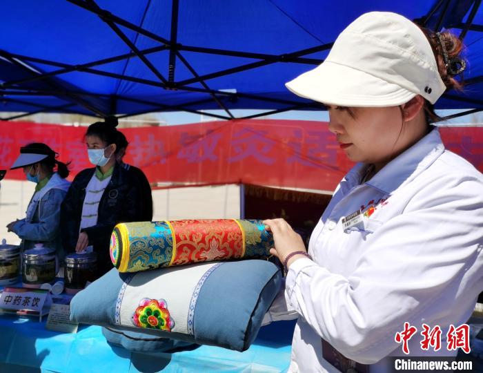 圖為青海省互助縣的中藥枕頭?！?zhí)砀?攝