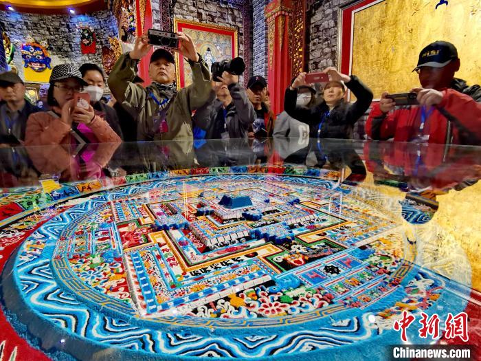 圖為參觀者拍攝壇城。　張?zhí)砀?攝