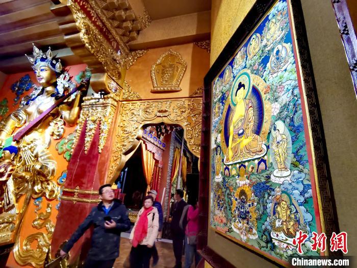 圖為仁俊畫院內(nèi)的唐卡?！?zhí)砀?攝