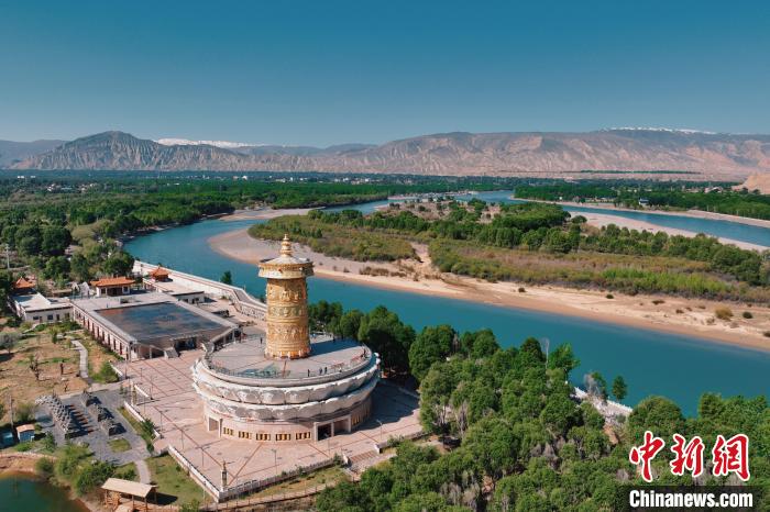 航拍青海貴德黃河岸畔綠意濃濃?！≮w凜松 攝