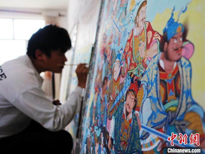 圖為熱貢龍樹(shù)畫(huà)苑內(nèi)的學(xué)徒繪畫(huà)唐卡?！?zhí)砀?攝