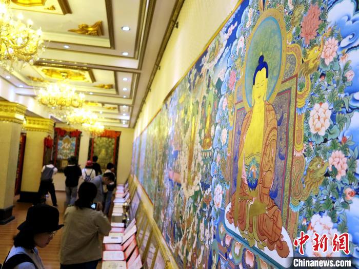 圖為熱貢龍樹畫苑內(nèi)的唐卡?！?zhí)砀?攝
