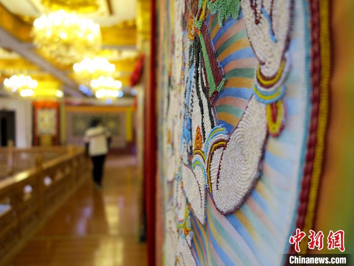 圖為黃南州同仁市熱貢龍樹畫苑內(nèi)的珍珠唐卡?！?zhí)砀?攝