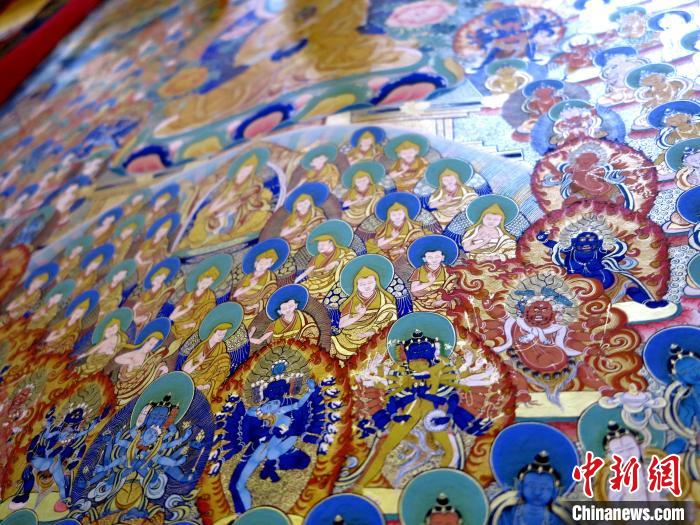 圖為熱貢龍樹畫苑內(nèi)展覽的唐卡局部?！?zhí)砀?攝