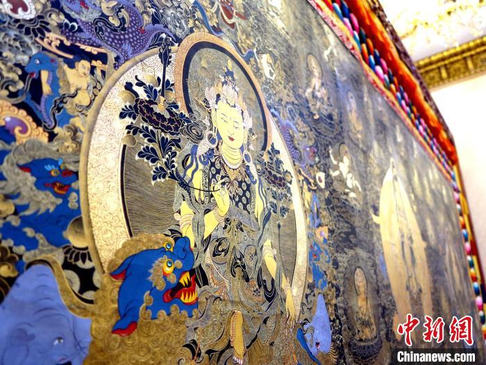 圖為熱貢龍樹畫苑內(nèi)的唐卡?！?zhí)砀?攝