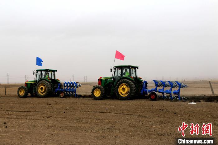 圖為播種機正在忙碌耕作。　張得存 攝