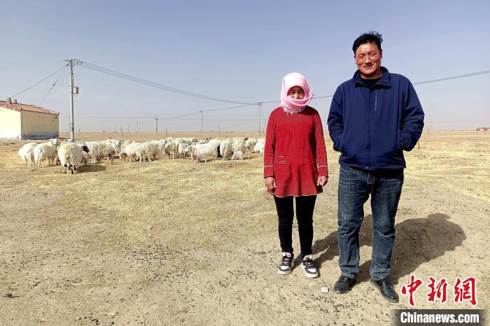 圖為華公太(右)走訪牧民?！〔彭検步?攝