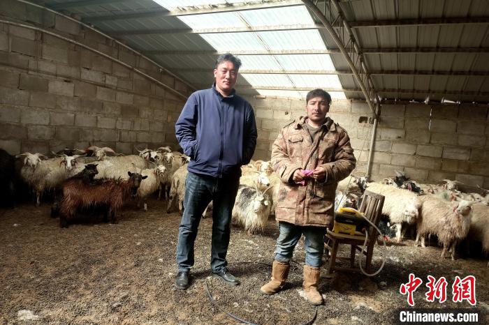 圖為華公太(左)走訪牧民生產(chǎn)生活情況。　才項什姐 攝