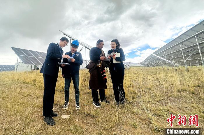 圖為稅務(wù)干部上門(mén)開(kāi)展稅費(fèi)輔導(dǎo)?！》劫F龍 攝