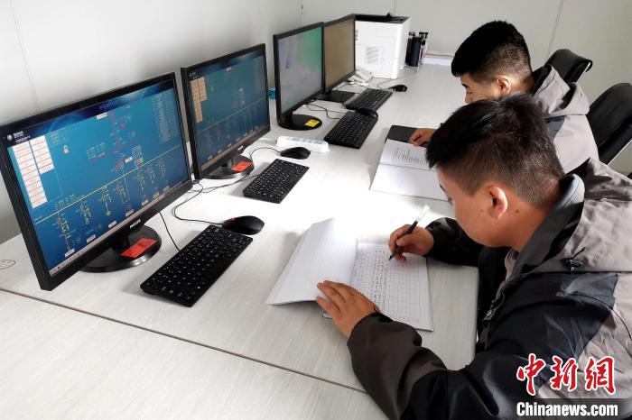 圖為光伏發(fā)電項(xiàng)目升壓站監(jiān)控室?！±铍h 攝