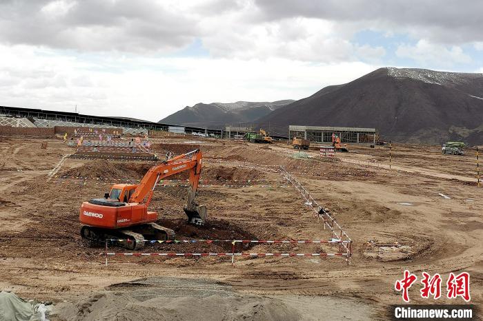 圖為光伏發(fā)電項(xiàng)目施工區(qū)正在抓緊施工?！±铍h 攝