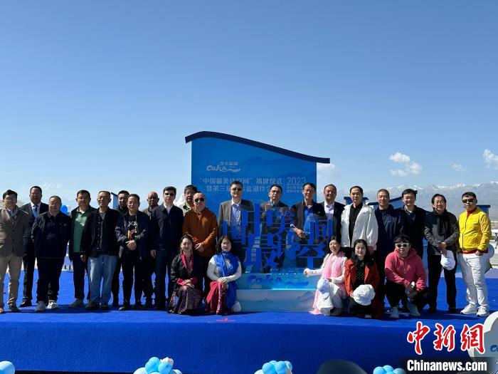 圖為國內眾多詩人在茶卡鹽湖景區(qū)合影。　劉洋 攝